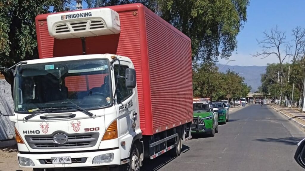 Un camión robado violentamente en Linderos fue encontrado esta mañana en la comuna de El Monte.