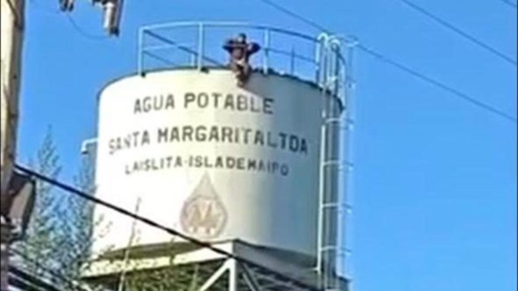 Hombre moviliza amplio operativo tras subir a torre de agua potable en Isla de Maipo